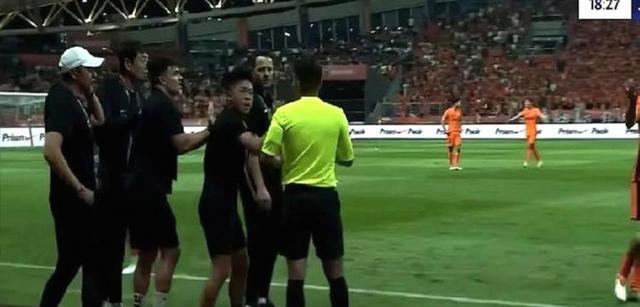 包含裁判员的判罚引发争议,现场气氛紧张的词条 包含裁判员的判罚引发争议,现场气氛紧张的词条